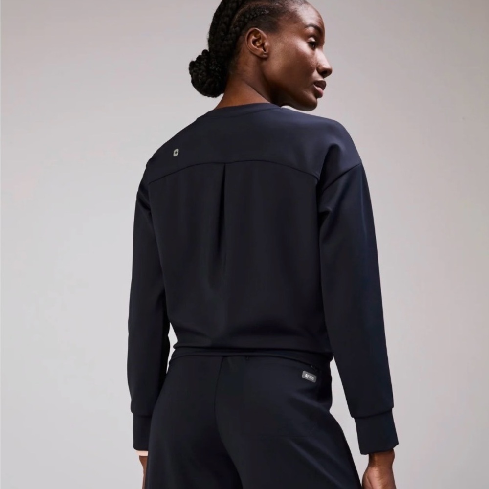 NWT FIGS Navy Cornelia FORMx Crewneck - Scrub Top - Picture 2 of 3